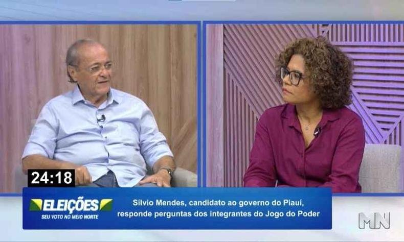 Silvio Mendes e Katya D'Angelles se encaram posicionados em quadros diferentes. Ele � um homem branco idoso, de cabelos grisalhos e usa �culos de grau redondos e uma camisa polo branca e azul listrada. Ela � uma mulher negra de cabelos castanhos e cacheados, usa �culos de grau tamb�m redondos e uma camisa social vinho.
