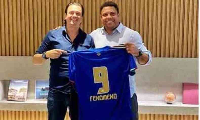 O presidente do Cruzeiro, Srgio Santos Rodrigues, e o ex-jogador Ronaldo Fenmeno