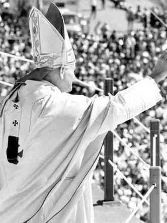 (foto: Joo Paulo II, o nico papa a visitar BH, foi ovacionado por uma multido em julho de 1980)