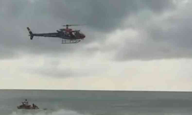 Equipes de resgate fazem buscas pelo helicptero da Globo, que ficou submerso depois da queda(foto: Reproduo/TV Globo)
