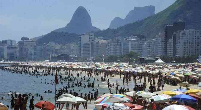 Milhares de pessoas lotam a Praia de Copacabana, na zona sul do Rio, na tarde desta tera-feirMa(foto: Tnia Rgo/Agncia Brasil)