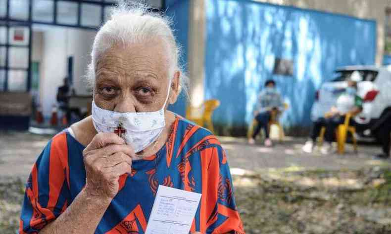 Ana Simplcio de Jesus, de 85 anos, foi uma das vacinadas nesta quarta(foto: Leandro Couri/EM/D. A. Press)