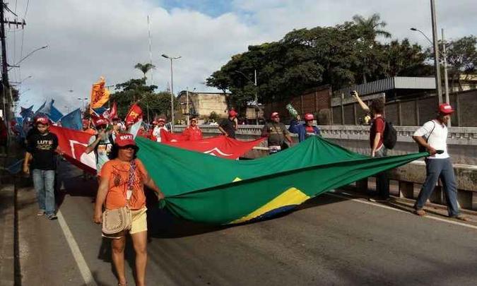 Professores desceram pela marginal da trincheira da Praça da Cemig e já estão na Avenida Amazonas, onde trânsito é muito lento(foto: Gil de Carvalho/SindUTE/MG) Professores desceram pela marginal da trincheira da Praça da Cemig e já estão na Avenida Amazonas, onde trânsito é muito lento(foto: Gil de Carvalho/SindUTE/MG)