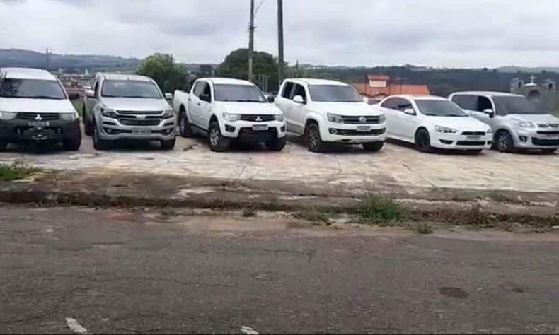 PMMG divulgou fotos e vídeos com armas e carros apreendidos 