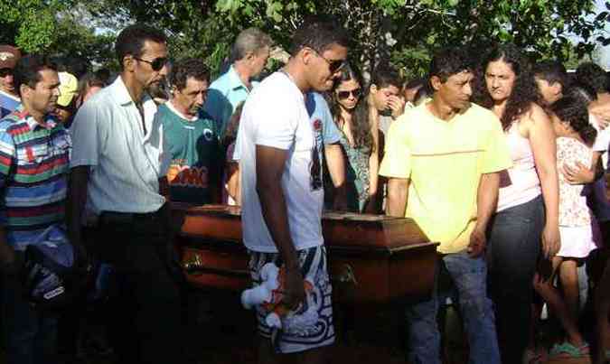 Sepultamento de Izadora reuniu 700 pessoas em Jaba, no Norte de Minas(foto: ALCIMAR LELIS )