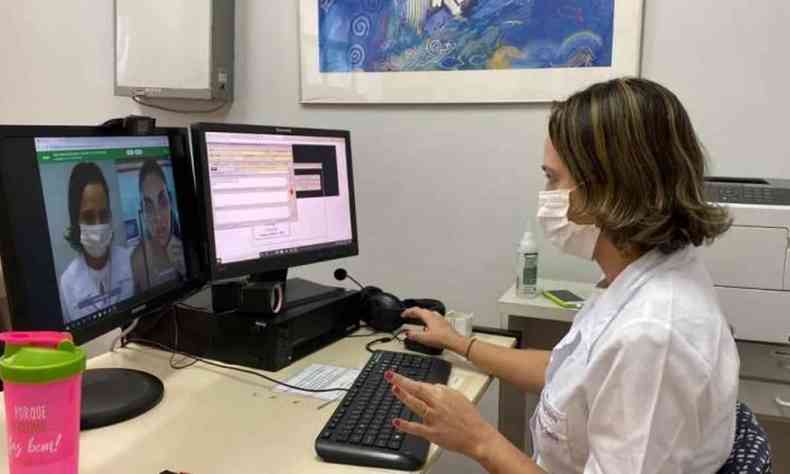 Médica da rede de saúde municipal em teleconsulta