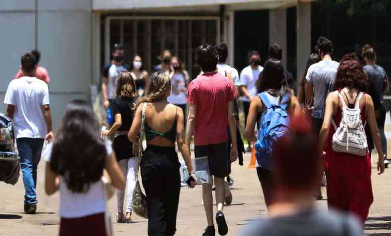 Estudantes entrando em universidade