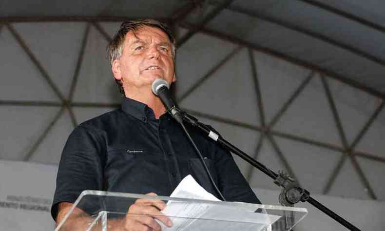 Bolsonaro faz discurso para apoaidores