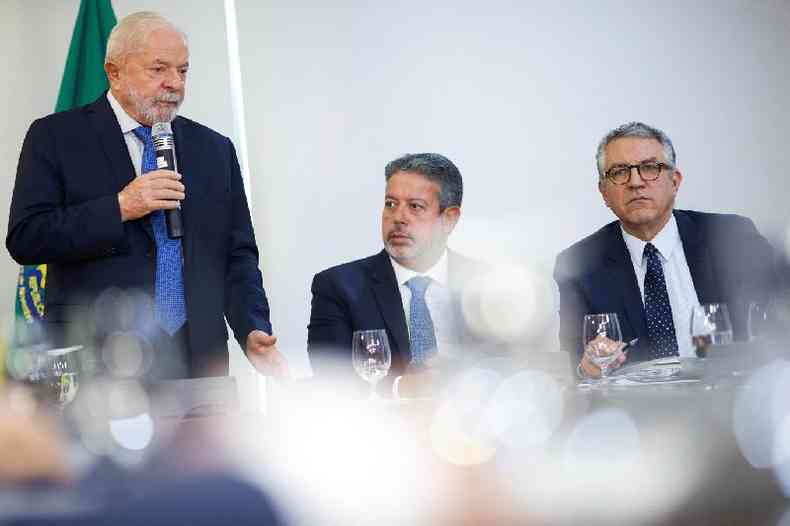 O presidente Lula fala ao microfone ao lado do presidente da Cmara, Arthur Lira, e do ministro das Relaes Institucionais, Alexandre Padilha