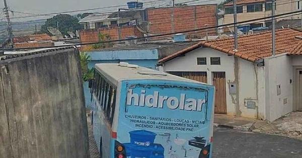  Ônibus fica 'entalado' ao passar em rua estreita em Passos 
