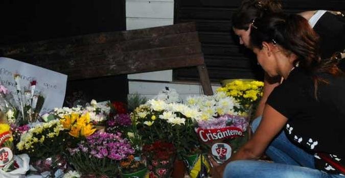 V�timas do inc�ndio no boate Kiss s�o lembradas diariamente com flores(foto: Carlos Vieira/CB/D.A Press)