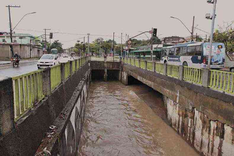 Motoristas e pedestres precisam ficar atentos com as chuvas na Regio de Venda Nova