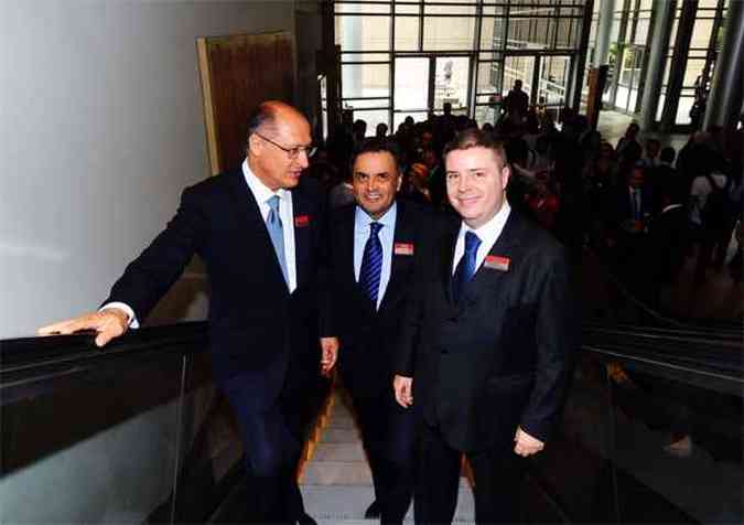 O presidente do PSDB, senador Acio Neves, acompanhado dos governadores de So Paulo, Geraldo Alckmin, e de Minas Gerais, Antonio Anastasia, na chegada a encontro, nesta segunda-feira, com empresrios do Grupo de Lderes Empresariais (Lide), em So Paulo(foto: George Gianni/SP)