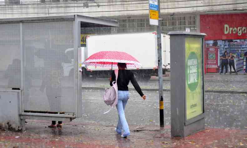 Chuva de granizo, na avenida Prudente de Morais entre os bairros Santo Antonio e Cidade Jardim. 