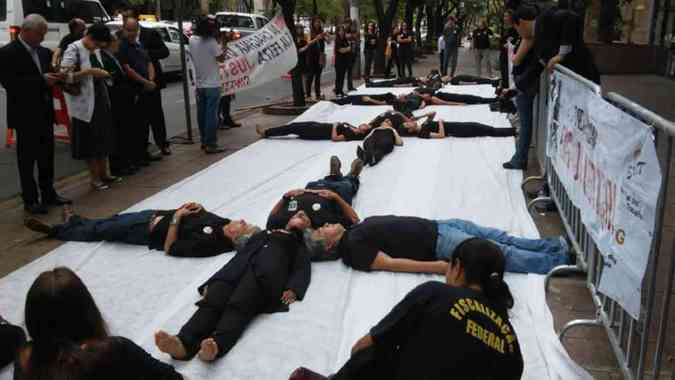 Fiscais do Ministrio do Trabalho fazem protesto com os prprios corpos, formando uma cruz, e pedindo justiaPaulo Filgueiras/EM/D.A Press