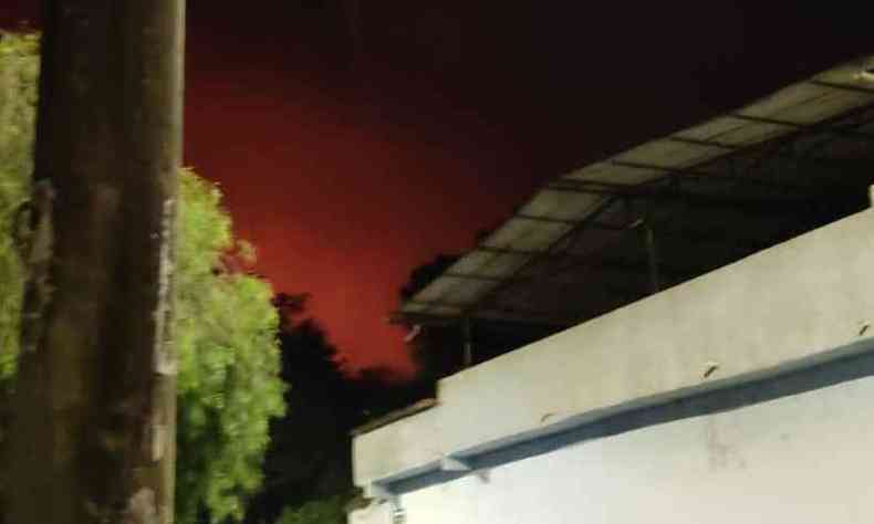 As chamas conseguem ser vistas por moradores de bairros próximos(foto: Divulgação/Polícia Militar Ambiental )