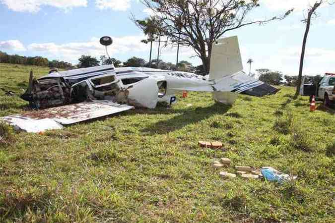Aeronave caiu em um fazenda no sbado em Prata, na Regio do Tringulo Mineiro(foto: L.Adolfo/AE)