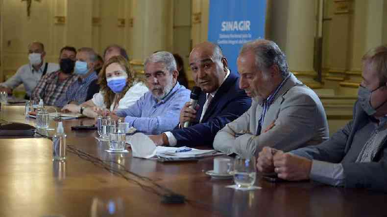 Mesa com Juan Manzur e outros membros do governo da Argentina