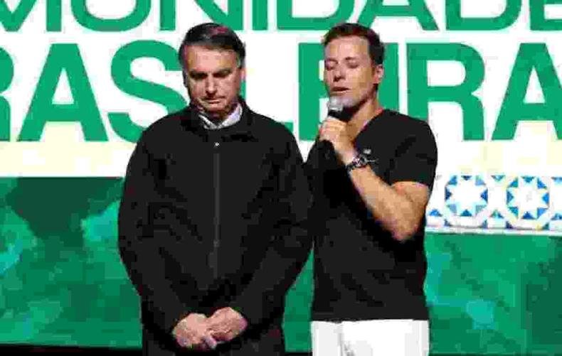André Valadão colecionou polêmicas durante o período eleitoral, após declarar voto em Jair Bolsonaro e criticar Lula(foto: Reprodução/Twitter) André Valadão orando com Jair Bolsonaro