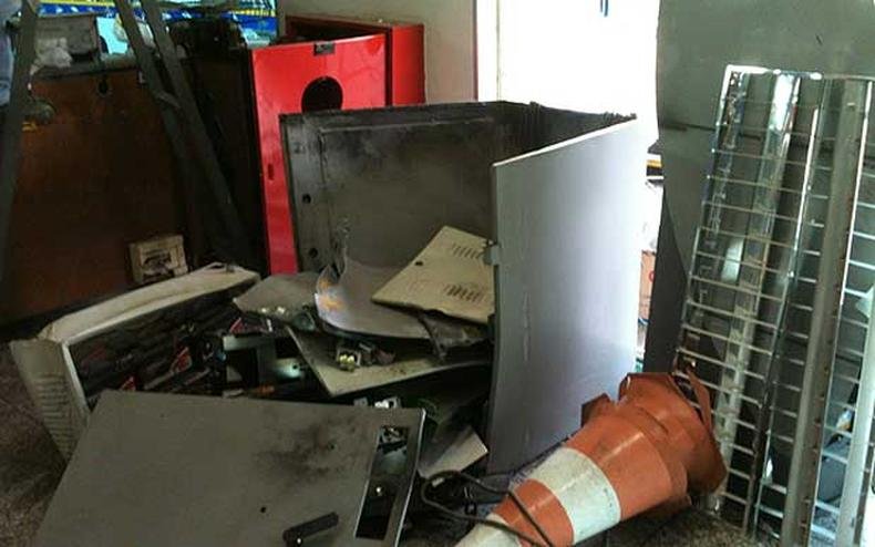 O terminal eletr�nico do banco ficou destru�do dentro do com�rcio (foto: Marcelo Paiva/setelagoas.com.br)