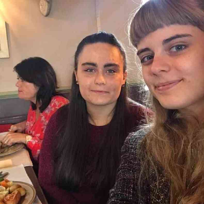 Kirstie ( direita) e Laura almoando num pub no aniversrio de Laura - Laura no conseguiu comer seu bolo de nozes(foto: BBC)