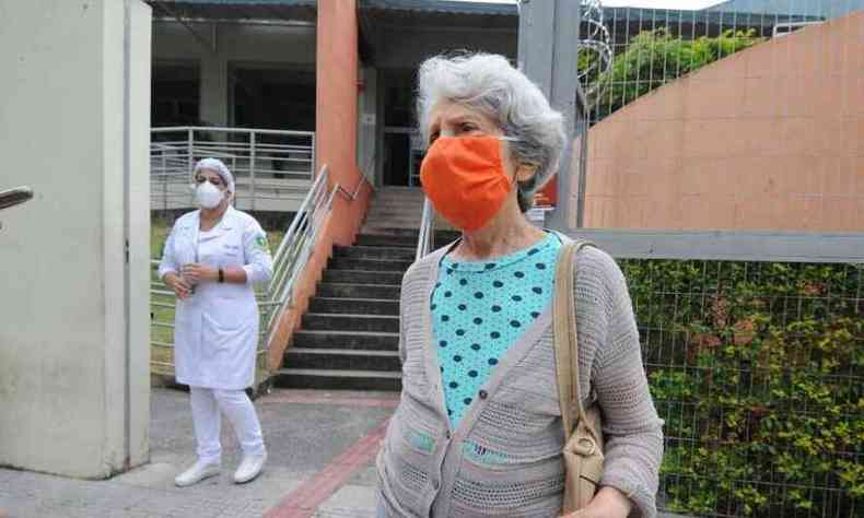 ris Nogueira, de 87 anos, chegou pouco antes do fechamento do posto e no encontrou dificuldade para tomar a vacina(foto: Juarez Rodrigues/EM/D.A Press )