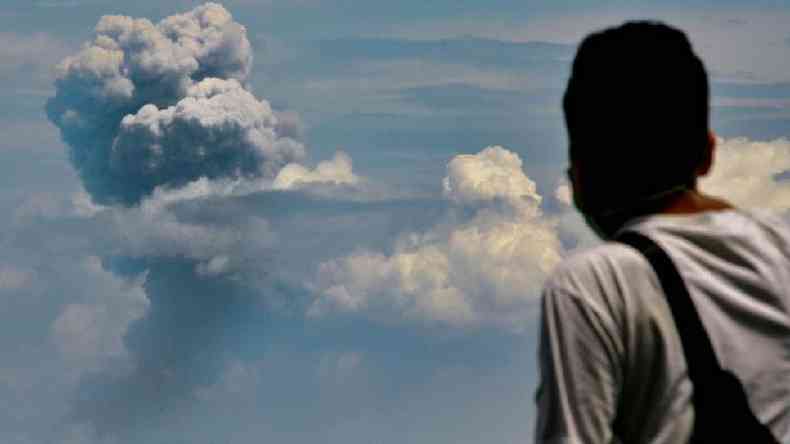 O vulco Krakatoa, na Indonsia, expeliu cinzas novamente em 11 de abril de 2020(foto: Getty Images)