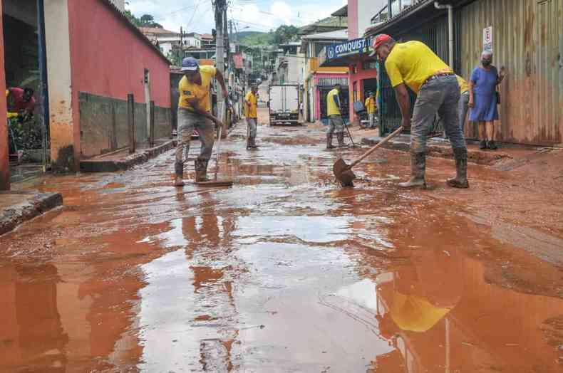 Chuva deixou ruas de Sabar cobertas de lama