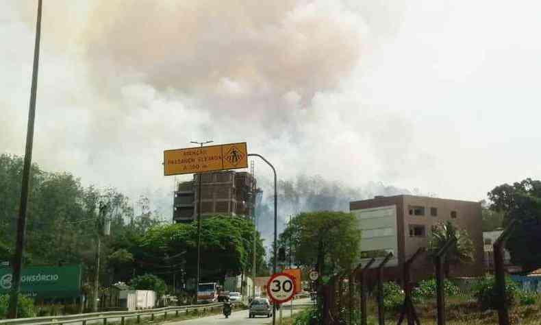 Quem passava pelo bairro Horto, em Ipatinga, se assutou com a fumaa causada pelo incndio