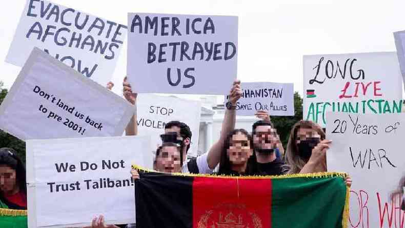 Afegos se reuniram em frente  Casa Branca para protestar contra as condies de retirada do exrcito americano(foto: Arquivos pessoal)