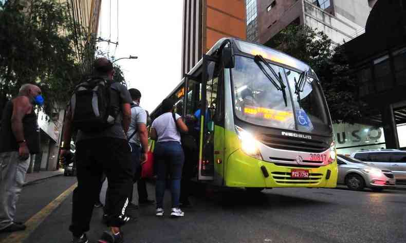 Fila de passageiros na espera para embarcar no ônibus em Belo Horizonte