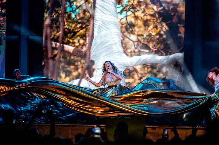 A cantora Daniela Mercury no palco
