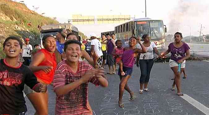 Manifestantes queimaram pneus e pedaos de madeira(foto: TV Alterosa/Reproduo)