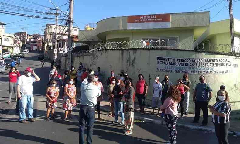 Manifestantes pedem permanncia do Centro de Sade Mariano de Abreu na Rua Ferno Dias(foto: Reproduo/WhatsApp)