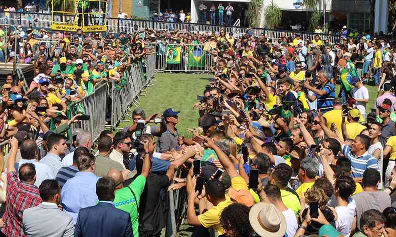 Bolsonaro cumprimentando vrios apoiadores, momentos antes de seu discurso