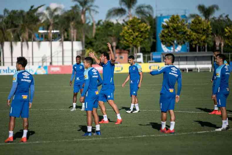 Fred e seus companheiros em descontrao no treino: adiamento definido pela Conmebol altera programao dos atletas(foto: Igor Sales/Cruzeiro)