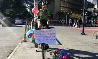Ele promete 'maratona esttica' em uma bicicleta em um rolo de treino fixo no cho(foto: Paulo Filgueiras/EM/D.A. Press)