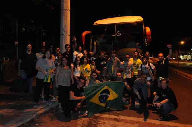 Manifestantes pr-impeachment partiram da Praa da Assembleia para Braslia (foto: Marcos Vieira/EM/D.A Press.)