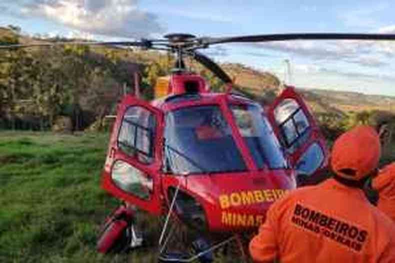 Resgate da vtima foi feita utilizando o helicptero dos bombeiros(foto: CBMMG/Divulgao)