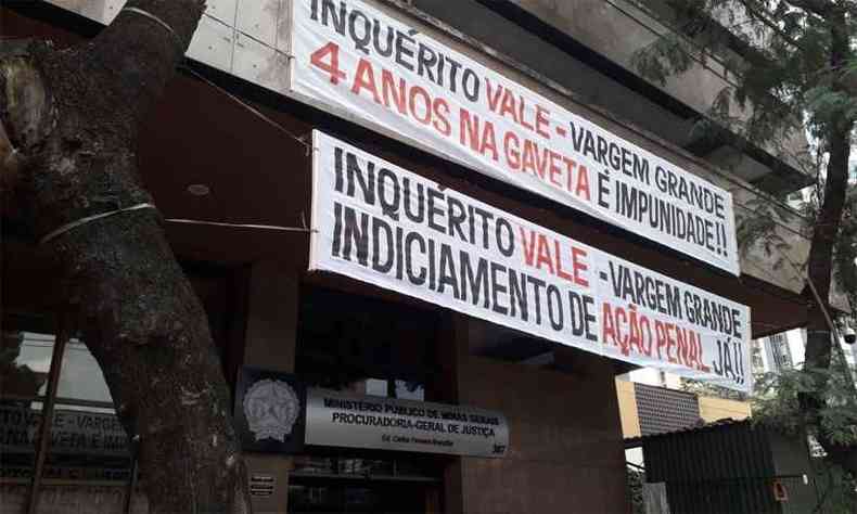 Faixas foram afixadas na entrada da Rua Dias Adorno(foto: Jair Amaral/EM/DA Press)