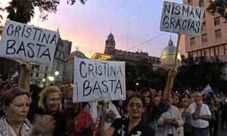 Milhares de argentinos concentraram-se na residncia presidencial e na Plaza de Mayo com cartazes onde se liam frases como 