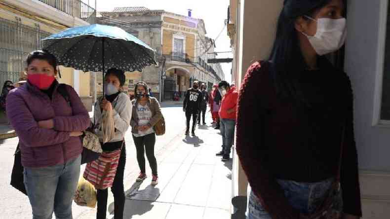 Em cidades como Cochabamba, na Bolvia, a populao chegou a fazer fila para adquirir o dixido de cloro(foto: Reuters)