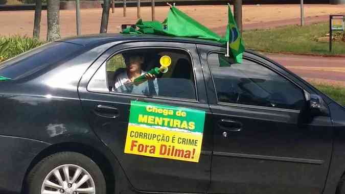 Grupo de motoristas percorre as ruas de Belo Horizonte pedindo a sada da presidente Dilma RousseffGladyston Rodrigues/EM/D.A PRESS