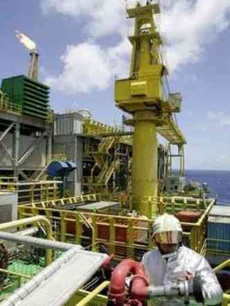 Lei atual determina que a Petrobras atue como operadora em todos os campos do pr-sal com participao de pelo menos 30%(foto: Bruno Domingos/Reuters )