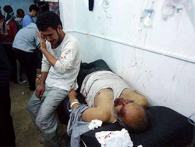 V�rios feridos s�o atendidos em um hospital em Homs nesta quarta-feira(foto: REUTERS/Handout )