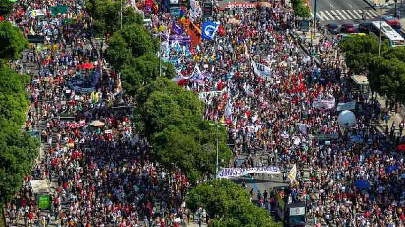 No Rio de Janeiro, manifestantes tomaram a Avenida Presidente Vargas, em direo  Candelria(foto: Getty Images)