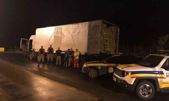 Motorista colocou uma quantidade de feno no caminhão para esconder as caixas de cigarro (foto: Polícia Rodoviária Federal/ Divulgação ) Motorista colocou uma quantidade de feno no caminhão para esconder as caixas de cigarro (foto: Polícia Rodoviária Federal/ Divulgação )