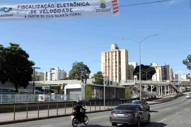 Faixa anuncia o incio do funcionamento de equipamento de fiscalizao eletrnica na Avenida Cristiano Machado (foto: Jair Amaral/EM/D.A Press)