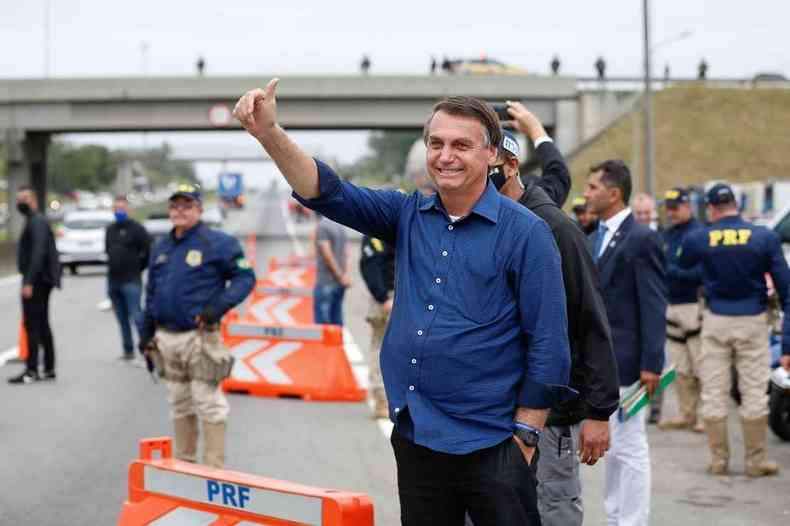 Antes de deixar o local, Bolsonaro autorizou a aproximao de um grupo de apoiadores(foto: Anderson Riedel/PR)