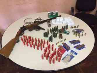 Armas e munio foram apreendidos na casa do suspeito(foto: MPMG/Divulgao)